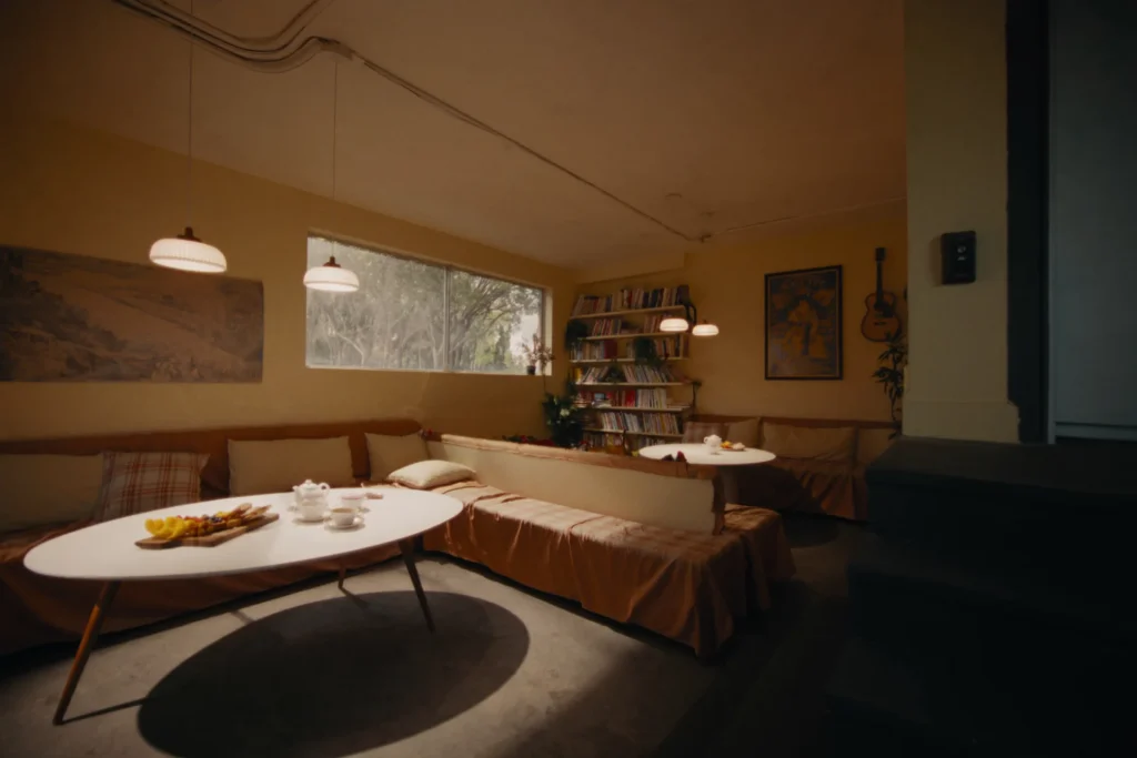 Warm en gezellig interieur van Coffeeshop Taffne met loungezitjes en planten